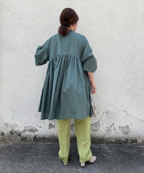 DouDou(ドゥドゥ)の「ボリュームギャザーチュニックブラウス(シャツ/ブラウス・レディース・オフホワイト/ブラック/グリーン・FREE)」の5枚目の写真