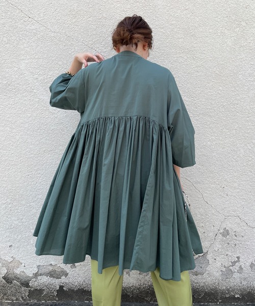 DouDou(ドゥドゥ)の「ボリュームギャザーチュニックブラウス(シャツ/ブラウス・レディース・オフホワイト/ブラック/グリーン・FREE)」の13枚目の写真