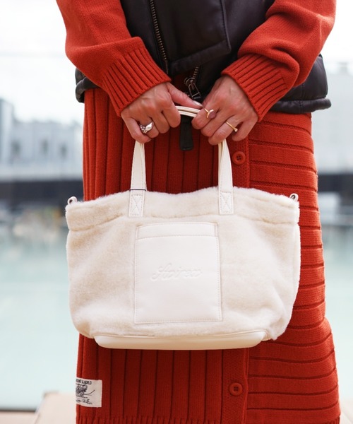 AVIREX（アヴィレックス）の「【直営店限定】ECO MOUTON MINI TOTE BAG/ エコムートン ミニトートバック（ショルダーバッグ・レディース・ブラック/ホワイト/キャメル・FREE）」の2枚目の写真