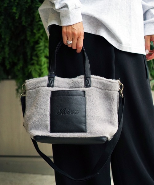 AVIREX（アヴィレックス）の「【直営店限定】ECO MOUTON MINI TOTE BAG/ エコムートン ミニトートバック（ショルダーバッグ・レディース・ブラック/ホワイト/キャメル・FREE）」の3枚目の写真