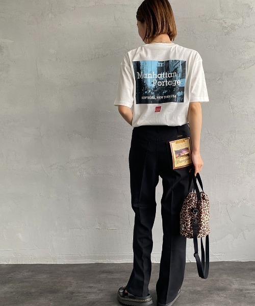 Manhattan Portage（マンハッタンポーテージ）の「[MANHATTAN PORTAGE/マンハッタンポーテージ] 別注 バックフォトプリントTシャツ（Tシャツ/カットソー・レディース・ホワイト/ネイビー/グレー・S/M/L/XL）」の4枚目の写真