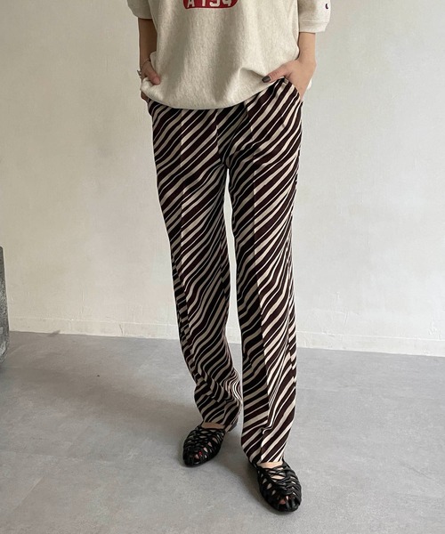 CAPRICIEUX LE'MAGE(カプリシューレマージュ)の「バイアスストライプイージーパンツ(その他パンツ・レディース・ネイビー/ブラウン・FREE)」の2枚目の写真