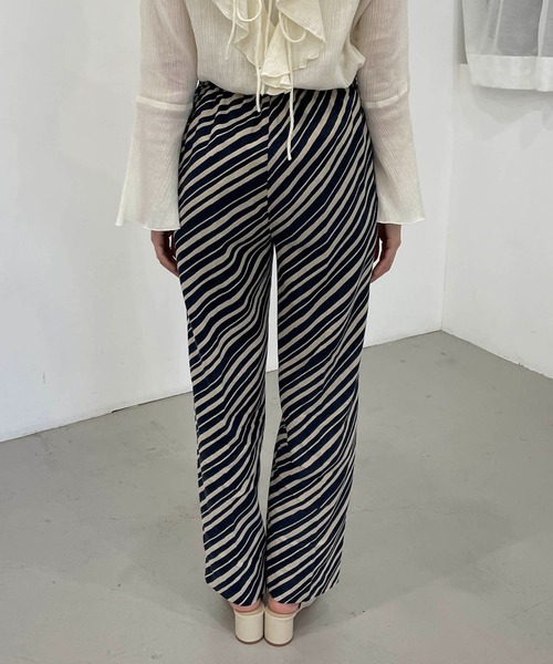 CAPRICIEUX LE'MAGE(カプリシューレマージュ)の「バイアスストライプイージーパンツ(その他パンツ・レディース・ネイビー/ブラウン・FREE)」の13枚目の写真
