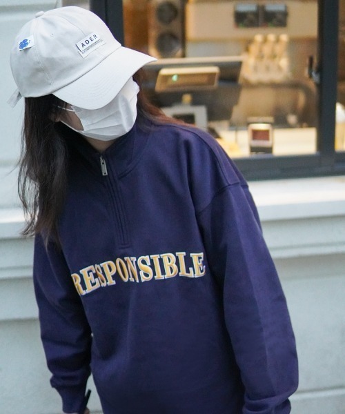 .KOM（ドットコム）の「A'GEM/9 × .kom『.kom/ドットケーオーエム』ハーフジップ アーチデザイン ドロップショルダー スウェットシャツ（スウェット・レディース・ライトグレー/ネイビー・L）」の2枚目の写真