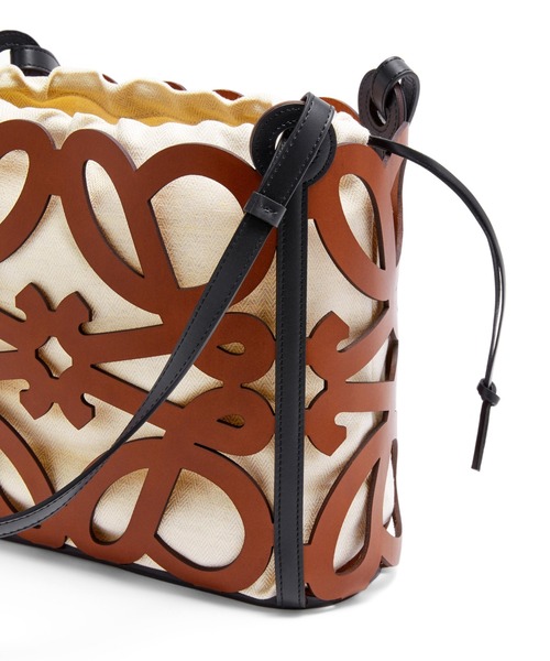 LOEWE（ロエベ）の「アナグラムカットアウト トート スモール (カーフ)（トートバッグ・レディース・タン/ブラック・ONE SIZE）」の5枚目の写真