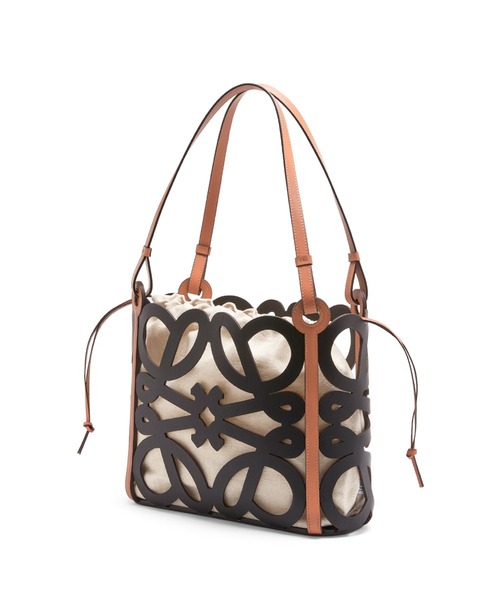 LOEWE（ロエベ）の「アナグラムカットアウト トート スモール (カーフ)（トートバッグ・レディース・タン/ブラック・ONE SIZE）」の8枚目の写真