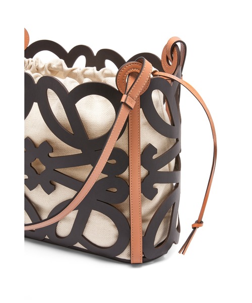 LOEWE（ロエベ）の「アナグラムカットアウト トート スモール (カーフ)（トートバッグ・レディース・タン/ブラック・ONE SIZE）」の9枚目の写真