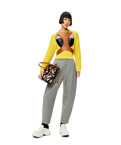 LOEWE（ロエベ）の「アナグラムカットアウト トート スモール (カーフ)（トートバッグ・レディース・タン/ブラック・ONE SIZE）」の11枚目の写真