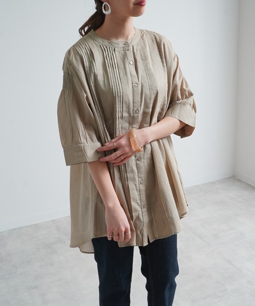 Fizz(フィズ)の「コットンキャンブリックピンタックブラウス(シャツ/ブラウス・レディース・ホワイト/ダークブルー/グレイッシュベージュ/チャコール/パープル/ブラック/ライトカーキ/ラベンダー・M)」の4枚目の写真