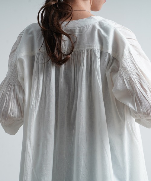 Fizz(フィズ)の「コットンキャンブリックピンタックブラウス(シャツ/ブラウス・レディース・ホワイト/ダークブルー/グレイッシュベージュ/チャコール/パープル/ブラック/ライトカーキ/ラベンダー・M)」の12枚目の写真