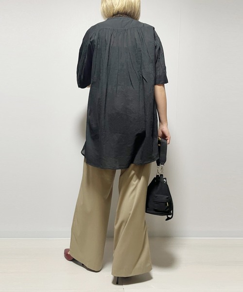 Fizz(フィズ)の「コットンキャンブリックピンタックブラウス(シャツ/ブラウス・レディース・ホワイト/ダークブルー/グレイッシュベージュ/チャコール/パープル/ブラック/ライトカーキ/ラベンダー・M)」の17枚目の写真