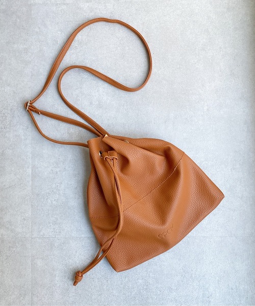 CPCM(シーピーシーエム)の「フェイクレザー2WAY巾着ショルダーバッグ(ショルダーバッグ・メンズ・ブラック/キャメル/グレイッシュベージュ/ブラック系その他・FREE)」の4枚目の写真