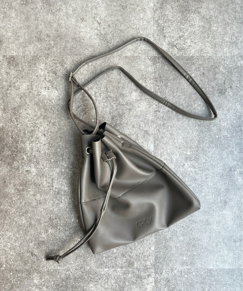CPCM(シーピーシーエム)の「フェイクレザー2WAY巾着ショルダーバッグ(ショルダーバッグ・メンズ・ブラック/キャメル/グレイッシュベージュ/ブラック系その他・FREE)」の3枚目の写真