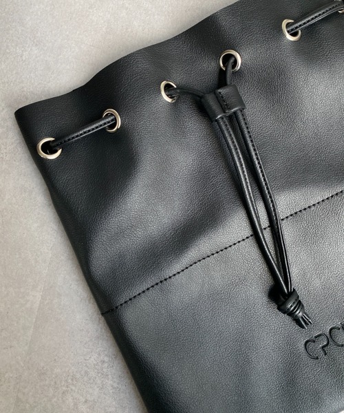 CPCM(シーピーシーエム)の「フェイクレザー2WAY巾着ショルダーバッグ(ショルダーバッグ・メンズ・ブラック/キャメル/グレイッシュベージュ/ブラック系その他・FREE)」の5枚目の写真