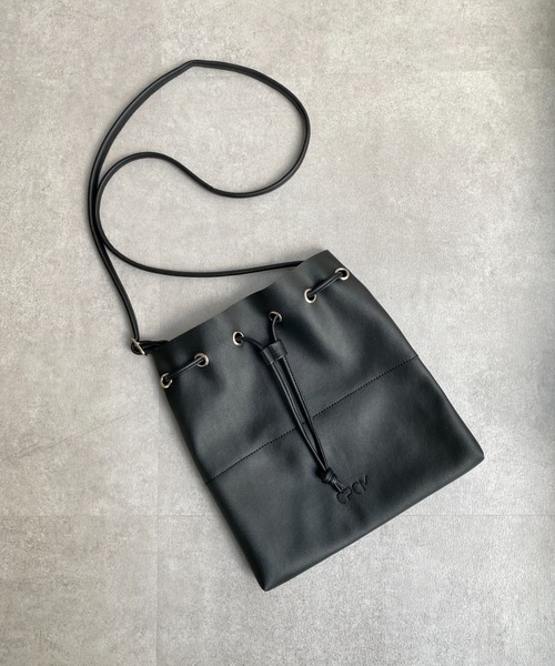 CPCM(シーピーシーエム)の「フェイクレザー2WAY巾着ショルダーバッグ(ショルダーバッグ・メンズ・ブラック/キャメル/グレイッシュベージュ/ブラック系その他・FREE)」の10枚目の写真