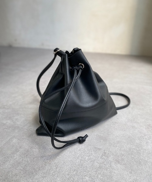 CPCM(シーピーシーエム)の「フェイクレザー2WAY巾着ショルダーバッグ(ショルダーバッグ・メンズ・ブラック/キャメル/グレイッシュベージュ/ブラック系その他・FREE)」の12枚目の写真