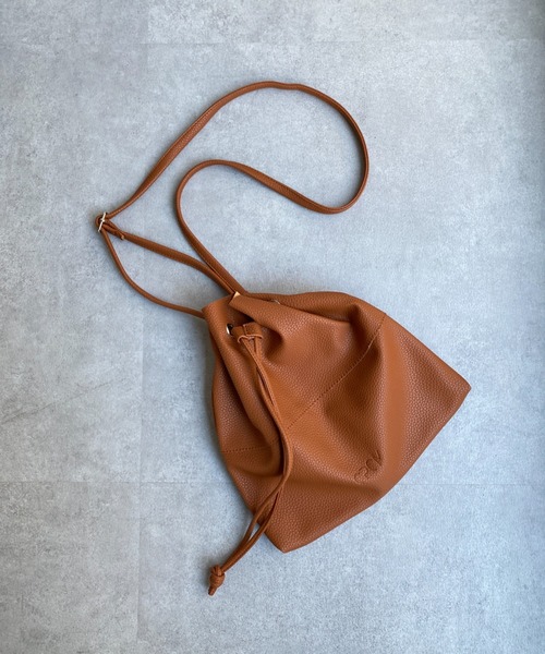 CPCM(シーピーシーエム)の「フェイクレザー2WAY巾着ショルダーバッグ(ショルダーバッグ・メンズ・ブラック/キャメル/グレイッシュベージュ/ブラック系その他・FREE)」の6枚目の写真