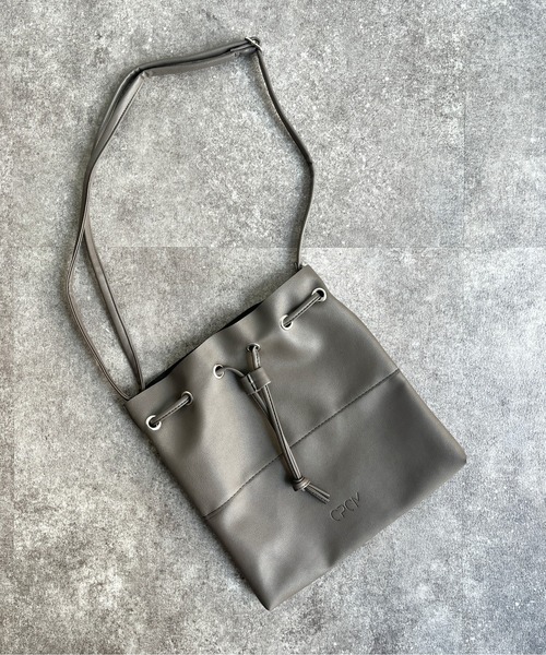 CPCM(シーピーシーエム)の「フェイクレザー2WAY巾着ショルダーバッグ(ショルダーバッグ・メンズ・ブラック/キャメル/グレイッシュベージュ/ブラック系その他・FREE)」の22枚目の写真