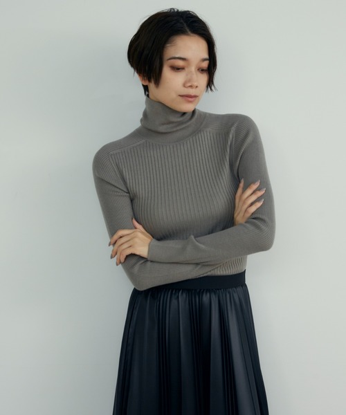 INED（イネド）の「ホールガーメントタートルネックニット《Cuoo》（ニット/セーター・レディース・サックスブルー/ブラック/オフホワイト/ベージュ/イエロー/ネイビー/スミクロ/レッド系その他・9号/11号）」の5枚目の写真