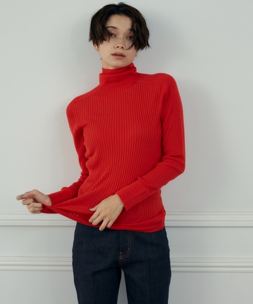 INED（イネド）の「ホールガーメントタートルネックニット《Cuoo》（ニット/セーター・レディース・サックスブルー/ブラック/オフホワイト/ベージュ/イエロー/ネイビー/スミクロ/レッド系その他・9号/11号）」の8枚目の写真