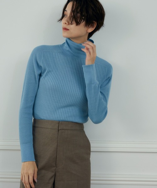 INED（イネド）の「ホールガーメントタートルネックニット《Cuoo》（ニット/セーター・レディース・サックスブルー/ブラック/オフホワイト/ベージュ/イエロー/ネイビー/スミクロ/レッド系その他・9号/11号）」の6枚目の写真