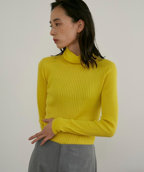 INED（イネド）の「ホールガーメントタートルネックニット《Cuoo》（ニット/セーター・レディース・サックスブルー/ブラック/オフホワイト/ベージュ/イエロー/ネイビー/スミクロ/レッド系その他・9号/11号）」の7枚目の写真