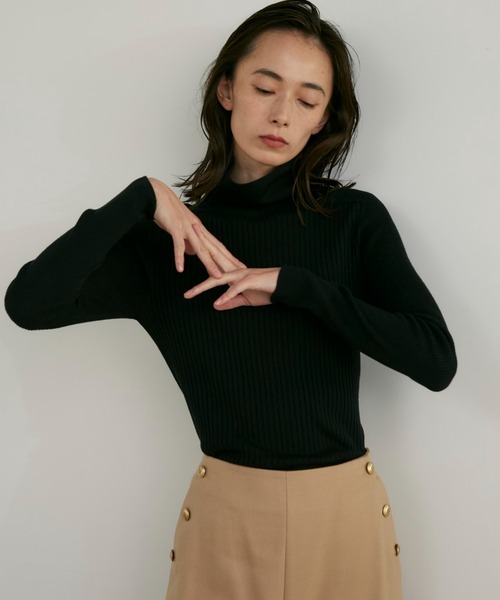 INED（イネド）の「ホールガーメントタートルネックニット《Cuoo》（ニット/セーター・レディース・サックスブルー/ブラック/オフホワイト/ベージュ/イエロー/ネイビー/スミクロ/レッド系その他・9号/11号）」の3枚目の写真