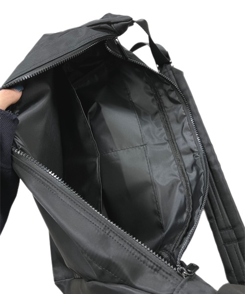 Chikashitsu +（チカシツプラス）の「【Chikashitsu + / チカシツプラス】shoulder bag / ショルダーバッグ ボディクロスバッグ バッグ メッセンジャーバッグ 肩掛け鞄  カバン（ショルダーバッグ・メンズ・ブラック/ライトグレー・ONE SIZE）」の5枚目の写真