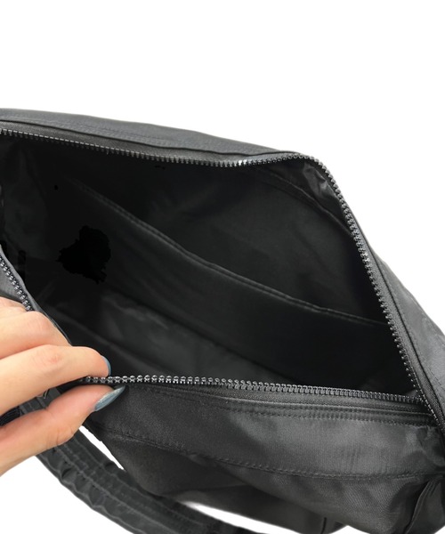 Chikashitsu +（チカシツプラス）の「【Chikashitsu + / チカシツプラス】shoulder bag / ショルダーバッグ ボディクロスバッグ バッグ メッセンジャーバッグ 肩掛け鞄  カバン（ショルダーバッグ・メンズ・ブラック/ライトグレー・ONE SIZE）」の6枚目の写真