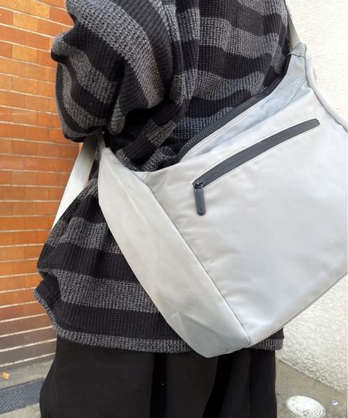Chikashitsu +（チカシツプラス）の「【Chikashitsu + / チカシツプラス】shoulder bag / ショルダーバッグ ボディクロスバッグ バッグ メッセンジャーバッグ 肩掛け鞄  カバン（ショルダーバッグ・メンズ・ブラック/ライトグレー・ONE SIZE）」の16枚目の写真