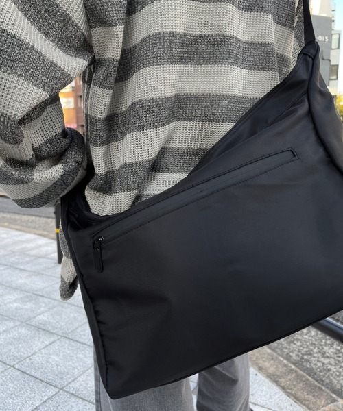 Chikashitsu +（チカシツプラス）の「【Chikashitsu + / チカシツプラス】shoulder bag / ショルダーバッグ ボディクロスバッグ バッグ メッセンジャーバッグ 肩掛け鞄  カバン（ショルダーバッグ・メンズ・ブラック/ライトグレー・ONE SIZE）」の11枚目の写真