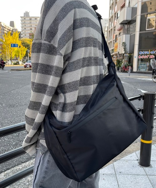 Chikashitsu +（チカシツプラス）の「【Chikashitsu + / チカシツプラス】shoulder bag / ショルダーバッグ ボディクロスバッグ バッグ メッセンジャーバッグ 肩掛け鞄  カバン（ショルダーバッグ・メンズ・ブラック/ライトグレー・ONE SIZE）」の10枚目の写真