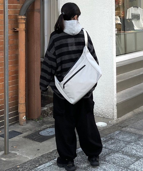 Chikashitsu +（チカシツプラス）の「【Chikashitsu + / チカシツプラス】shoulder bag / ショルダーバッグ ボディクロスバッグ バッグ メッセンジャーバッグ 肩掛け鞄  カバン（ショルダーバッグ・メンズ・ブラック/ライトグレー・ONE SIZE）」の19枚目の写真