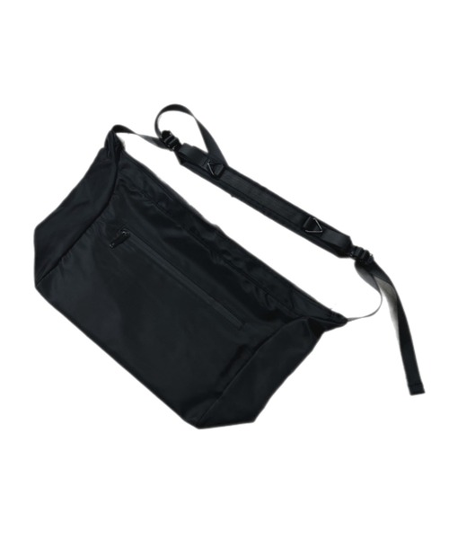 Chikashitsu +（チカシツプラス）の「【Chikashitsu + / チカシツプラス】shoulder bag / ショルダーバッグ ボディクロスバッグ バッグ メッセンジャーバッグ 肩掛け鞄  カバン（ショルダーバッグ・メンズ・ブラック/ライトグレー・ONE SIZE）」の4枚目の写真