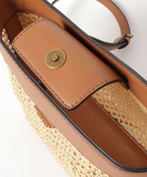 Guess（ゲス）の「VIKKY Bucket ショルダーバッグ レディース（ショルダーバッグ・レディース・ブラウン・ONE SIZE）」の4枚目の写真