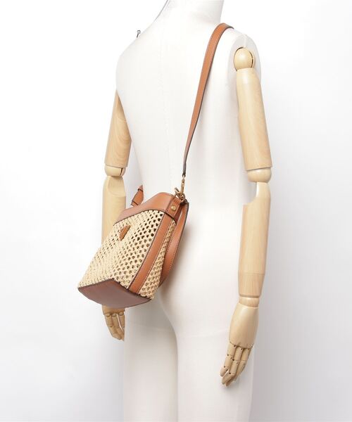 Guess（ゲス）の「VIKKY Bucket ショルダーバッグ レディース（ショルダーバッグ・レディース・ブラウン・ONE SIZE）」の19枚目の写真