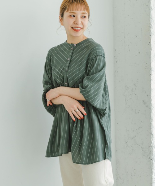 ITEMS URBANRESEARCH(アイテムズ アーバンリサーチ)の「ヨウリュウストライプギャザーブラウス(シャツ/ブラウス・レディース・オリーブ/チャコールグレー/ライトベージュ・FREE)」の4枚目の写真