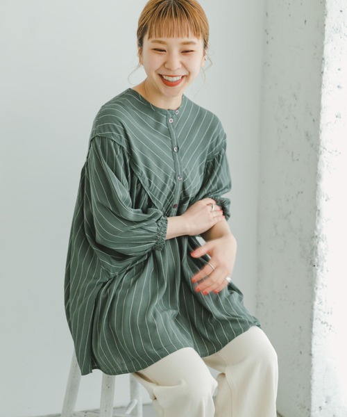 ITEMS URBANRESEARCH(アイテムズ アーバンリサーチ)の「ヨウリュウストライプギャザーブラウス(シャツ/ブラウス・レディース・オリーブ/チャコールグレー/ライトベージュ・FREE)」の5枚目の写真