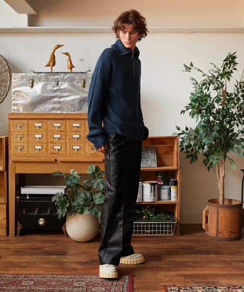 WONDER WONDER(ワンダーワンダー)の「シンセティックレザーセミフレアパンツ/Synthetic Leather Semi-Flare Pants【セットアップ対応】(その他パンツ・メンズ・ブラック・M/L)」の4枚目の写真