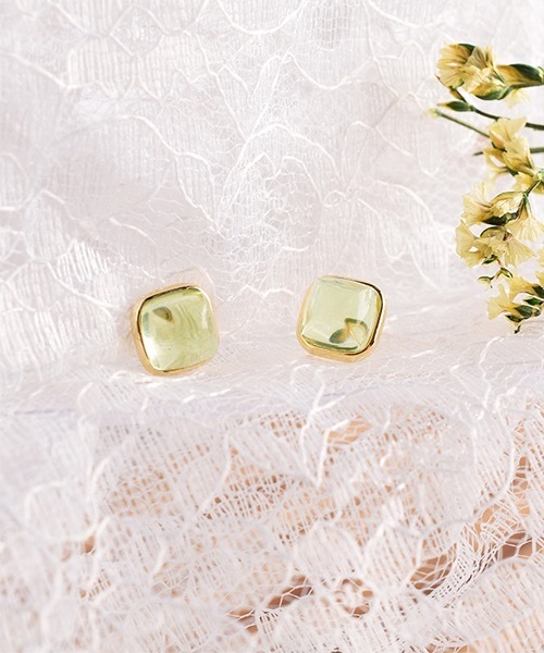 itam（アイタム）の「【itam】アイタム/ カラーストーン スクエアノンホールピアス/ 金属アレルギー対応（イヤリング・レディース・グレー/ブルー/ベージュ/イエロー/グリーン・FREE）」の5枚目の写真