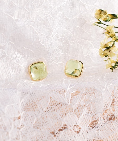 itam（アイタム）の「【itam】アイタム/ カラーストーン スクエアノンホールピアス/ 金属アレルギー対応（イヤリング・レディース・グレー/ブルー/ベージュ/イエロー/グリーン・FREE）」の3枚目の写真