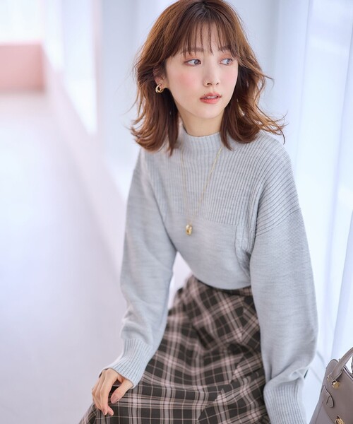 ANY SIS（エニィスィス）の「【洗える】スフレボトルネック ニット（ニット/セーター・レディース・ネイビー系/ライトグリーン系/ライトグレー系/アイボリー系/ピンク系/スカイブルー系・2）」の11枚目の写真