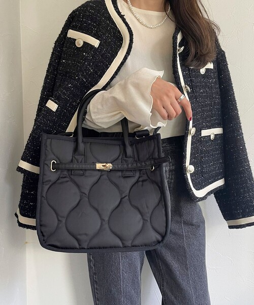 fredy emue（フレディエミュ）の「テープショルダーキルティングトートバッグ（トートバッグ・レディース・ベージュ/ブラック・FREE）」の2枚目の写真