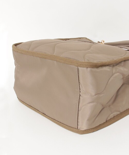 fredy emue（フレディエミュ）の「テープショルダーキルティングトートバッグ（トートバッグ・レディース・ベージュ/ブラック・FREE）」の8枚目の写真