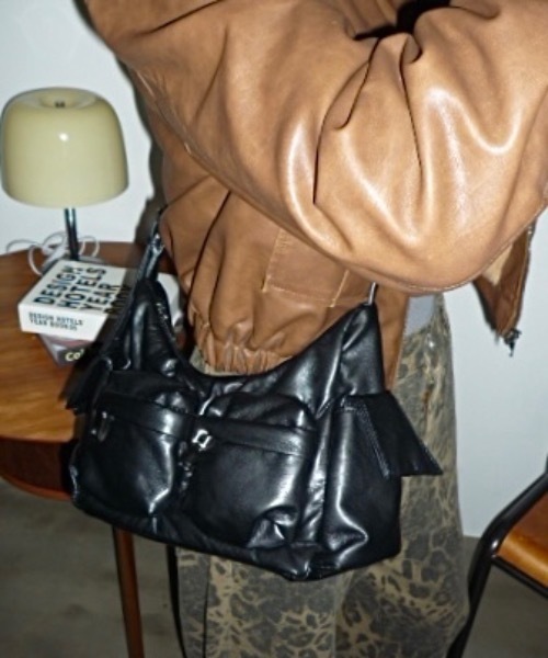 SHAGGIE(シャギー)の「メタリックアウトポケットショルダーバッグ(ショルダーバッグ・レディース・ブラウン/ブラック/シルバー・FREE)」の2枚目の写真