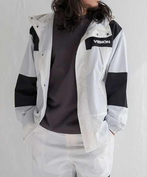 VENCEEXCHANGE(ヴァンスエクスチェンジ)の「VISION STREET WEAR ヴィジョンストリートウェア フードナイロンジャケット(ナイロンジャケット・メンズ・ホワイト/レッド/ブラック・LL/M/L)」の4枚目の写真