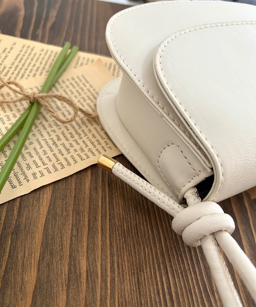 Cham.(チャム)の「ラウンドフラップショルダーバッグ(ハンドバッグ・レディース・ブラック/ブラウン/ホワイト/ベージュ・F)」の9枚目の写真