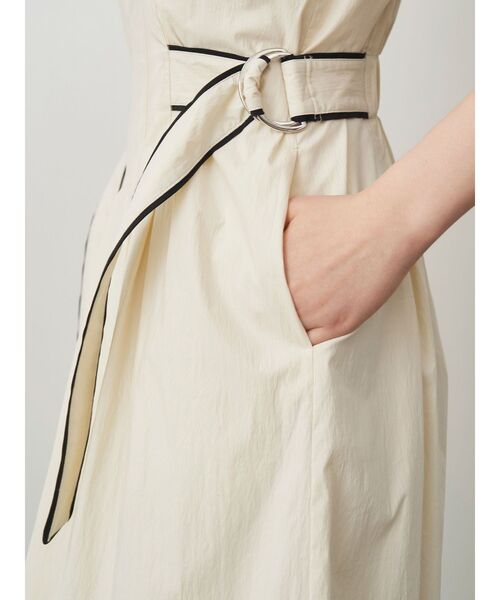 ELENDEEK(エレンディーク)の「サイドベルトパイピングワンピース(ワンピース・レディース・オフホワイト/インディゴブルー・01/02)」の8枚目の写真