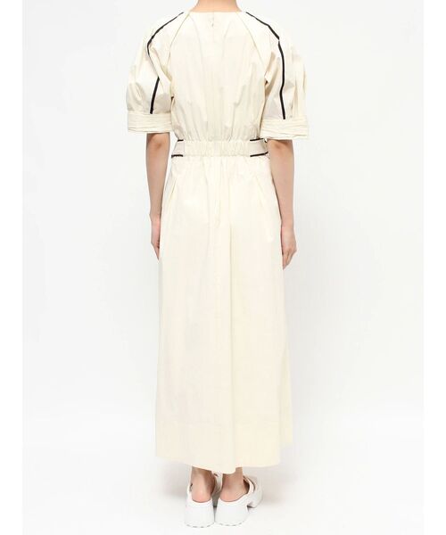 ELENDEEK(エレンディーク)の「サイドベルトパイピングワンピース(ワンピース・レディース・オフホワイト/インディゴブルー・01/02)」の20枚目の写真