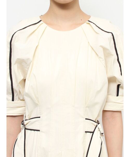 ELENDEEK(エレンディーク)の「サイドベルトパイピングワンピース(ワンピース・レディース・オフホワイト/インディゴブルー・01/02)」の21枚目の写真